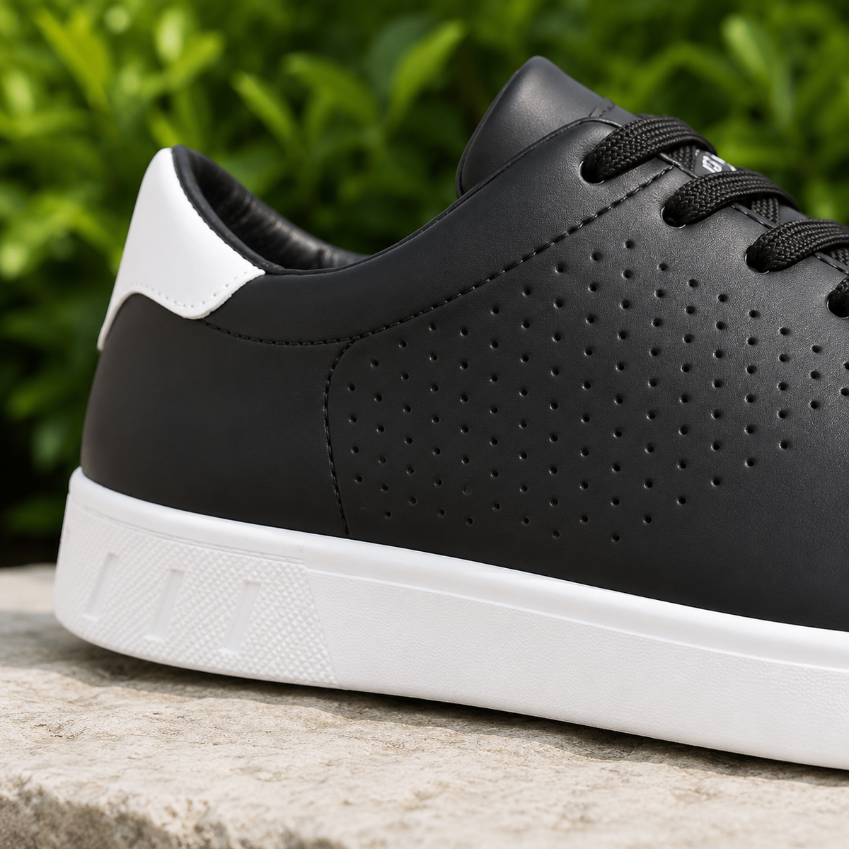 Sutton Low-Top Sneaker